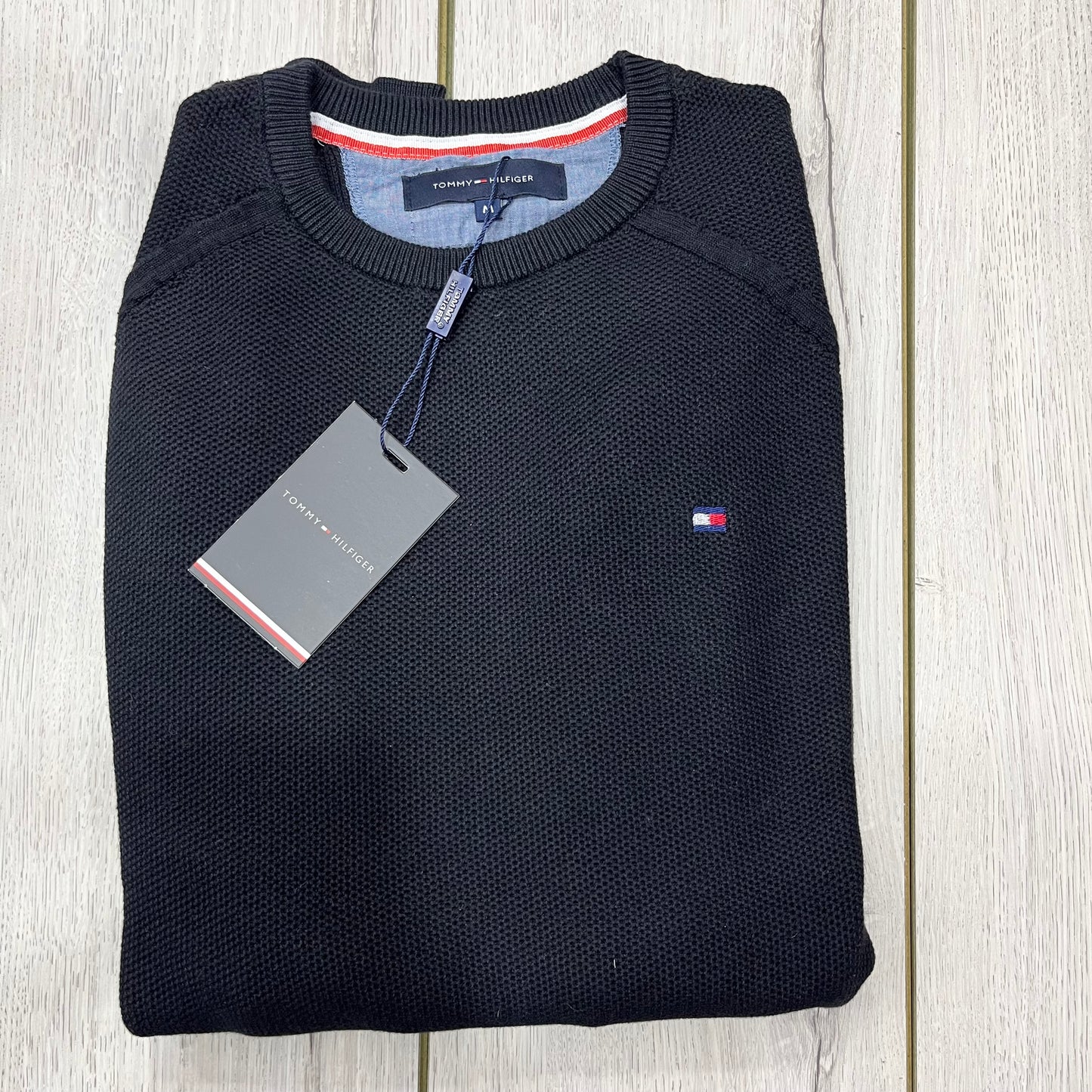 ΠΛΕΚΤΗ ΜΠΛΟΥΖΑ ΜΕ ΛΑΙΜΟΚΟΨΗ TOMMY BLACK